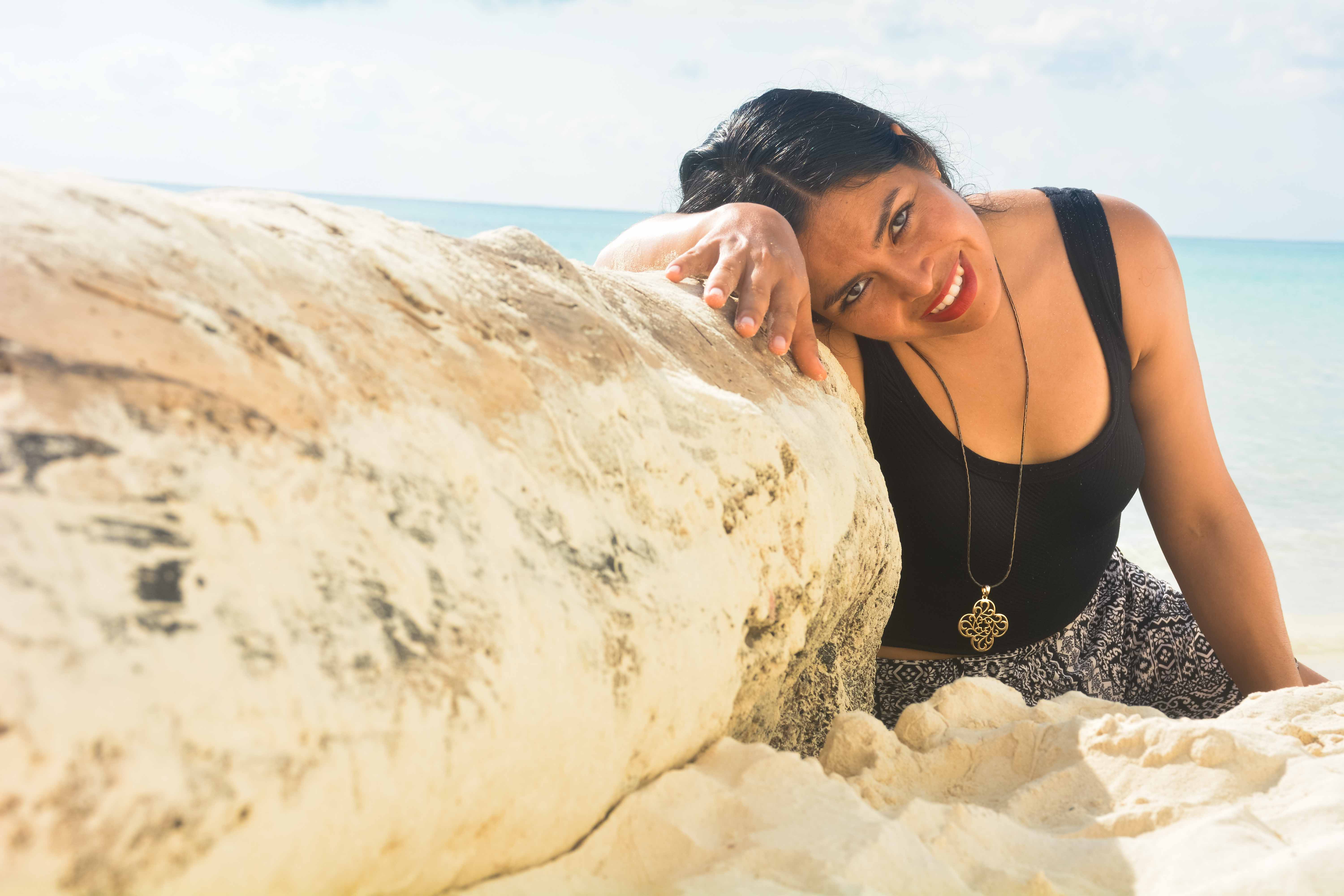 Mentora sonriendo en la playa