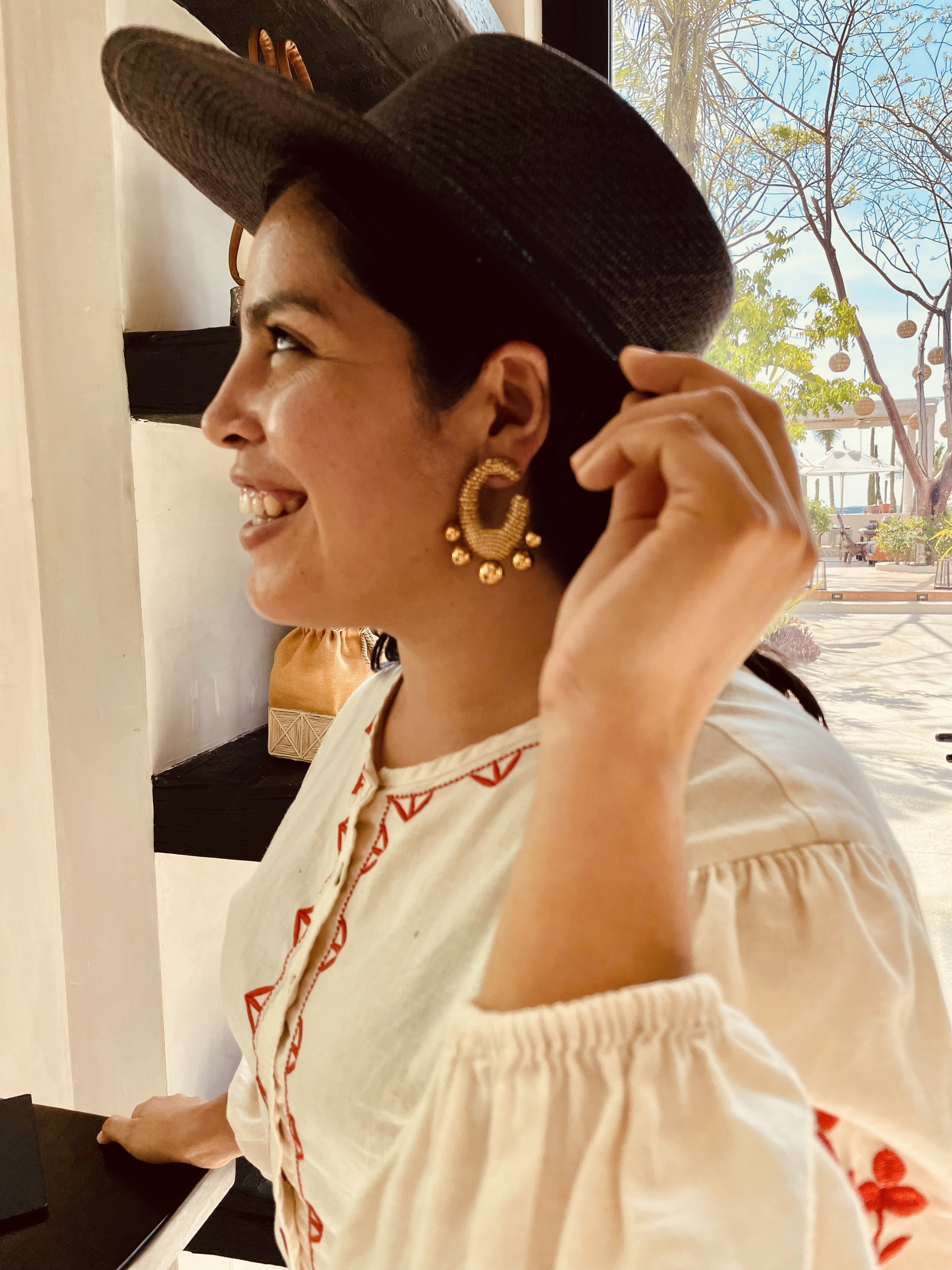 Mujer sonriendo, conectada con su esencia